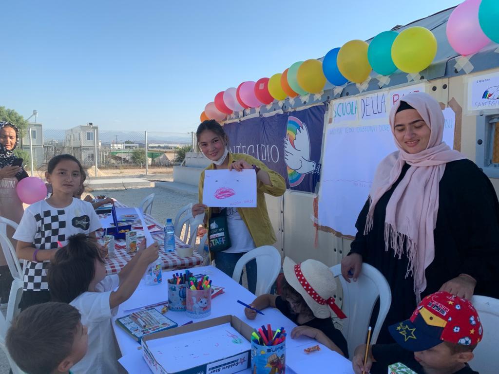 Um oásis de paz e amizade em Chipre para os migrantes: jantar nas Tendas da Amizade, Escola da Paz, visitas culturais e escola de inglês para os menores